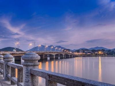 Embankment-and-the-bridge--